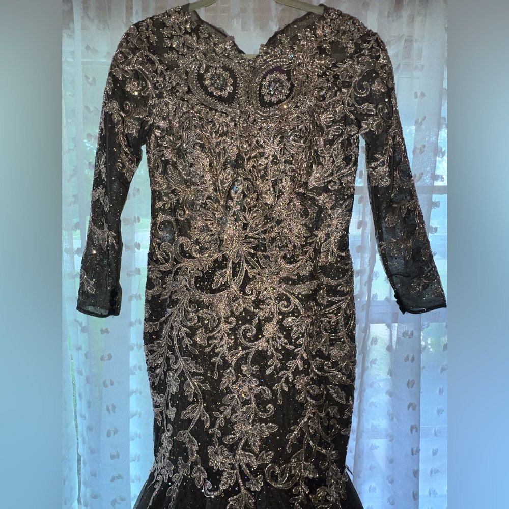 No label - S/M Black and Gold beaded & sequin tool gown w/ train!  STUNNING!!